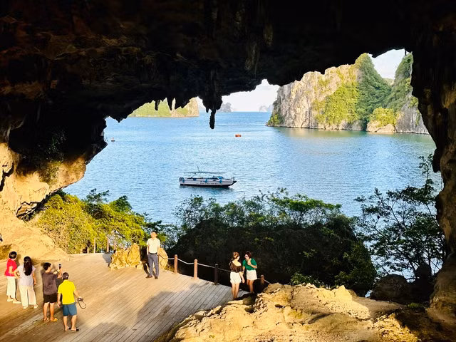 Từ hang Trống nhìn ra vịnh Hạ Long. Ảnh: Lã Nghĩa Hiếu
