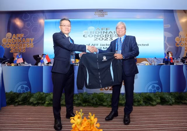 Ông Mariano V.Araneta Jr. (phải), Chủ tịch Liên đoàn Bóng đá Philippines trúng cử Phó chủ tịch AFF. Ảnh: VFF