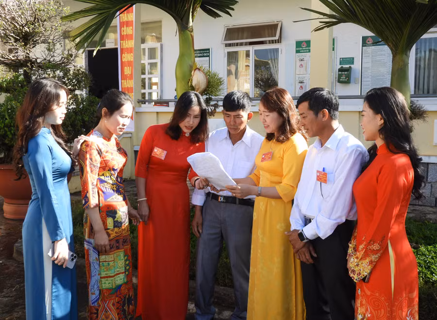Cán bộ xã Nghĩa Hưng (huyện Chư Păh) trao đổi công tác chuyên môn. Ảnh: T.N