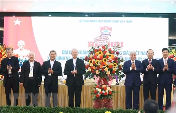Chủ tịch Ủy ban Trung ương Mặt trận Tổ quốc Việt Nam Đỗ Văn Chiến tặng hoa chúc mừng đại hội. (Ảnh: TTXVN)