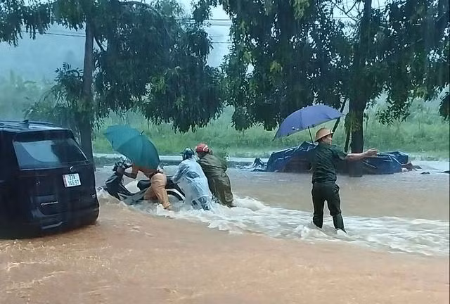 Đề phòng mưa lớn do ảnh hưởng của hoàn lưu bão số 2. Ảnh CTV