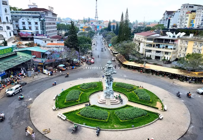 Khu vực chợ Đà Lạt và chợ đêm là địa điểm yêu thích của du khách khi đến thành phố ngàn hoa. Khu vực chợ Đà Lạt và chợ đêm là địa điểm yêu thích của du khách khi đến thành phố ngàn hoa.