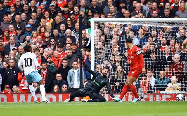 Eberechi Eze ghi bàn cho Crystal Palace ở phút 14