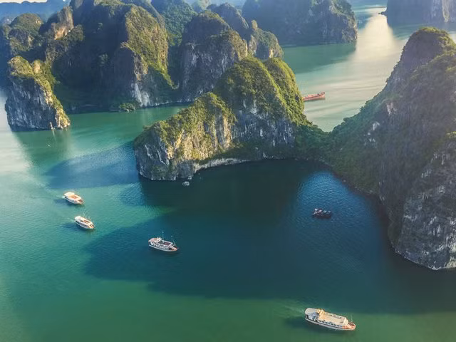Vịnh Hạ Long là kỳ quan thiên nhiên thế giới mới. Ảnh: PHONG LỮ