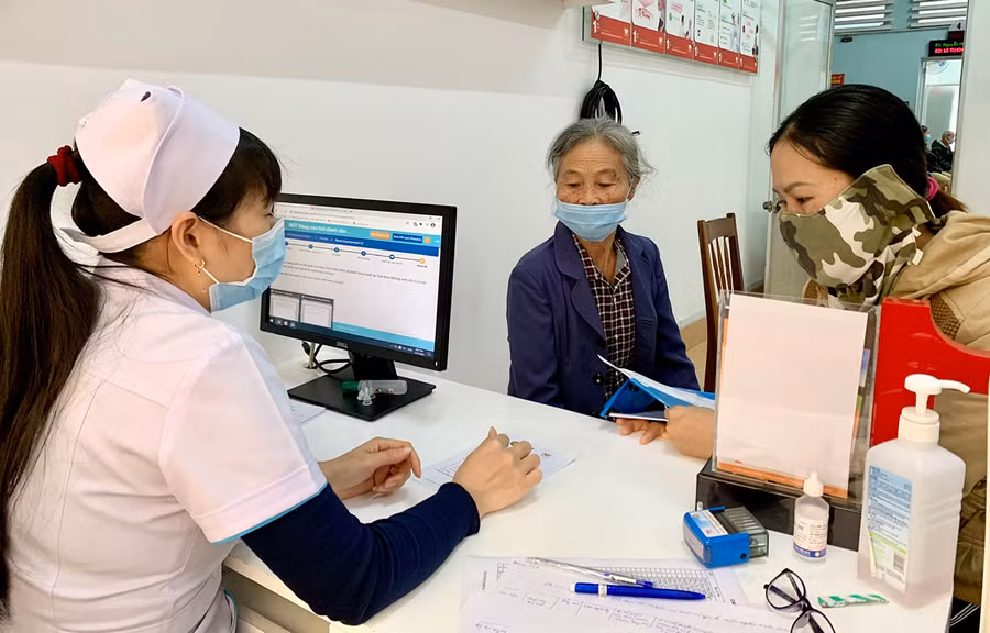 Chuyển đổi số giúp người dân giảm thời gian khi thực hiện thủ tục đăng ký khám-chữa bệnh. Ảnh: N.N