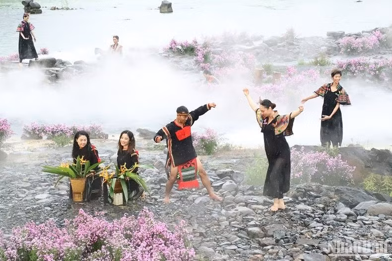 Chương trình kết hợp giữa biểu diễn thời trang thổ cẩm và nghệ thuật văn hóa truyền thống làm cho chương trình thêm đặc sắc.