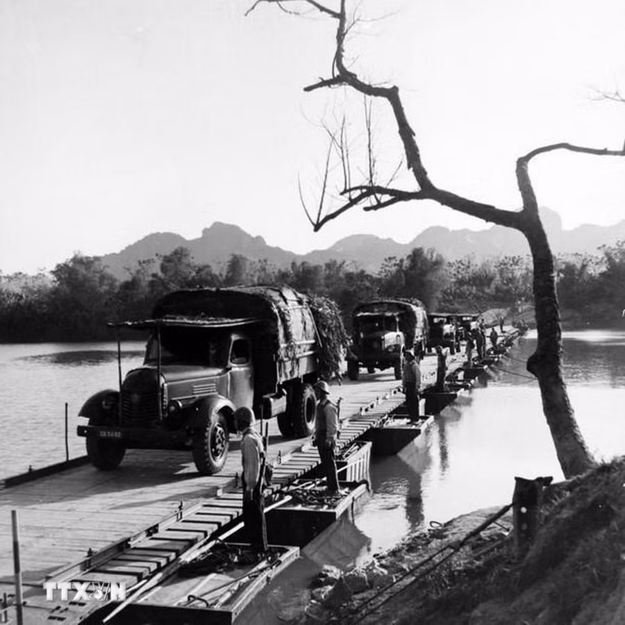 Đơn vị X Quảng Bình, Quân khu 3 bắc cầu cho các binh chủng qua sông. Nhờ tuyến đường Trường Sơn, quân đội ta đã thực hiện được những cuộc hành quân lớn, cùng nhiều vũ khí, khí tài chiến đấu vào chi viện cho chiến trường miền Nam. (Ảnh: Vũ Ba/TTXVN)