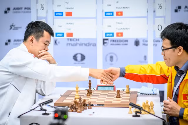 Ding Liren chấp nhận bại ở tàn cuộc.