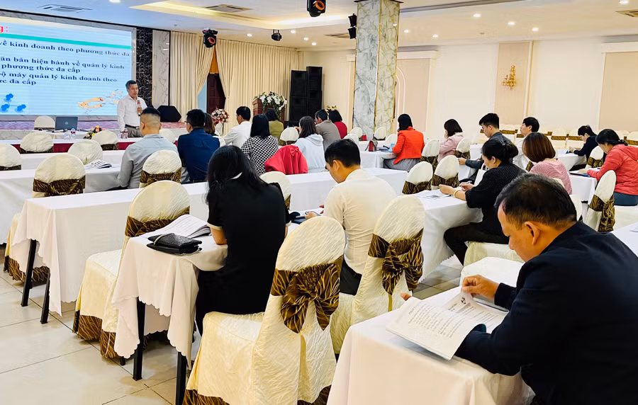 Sở Công thương phối hợp với Trường Cao đẳng Kinh tế-Kỹ thuật Thương mại (Bộ Công thương) tập huấn các vấn đề liên quan đến bán hàng đa cấp. Ảnh: V.T