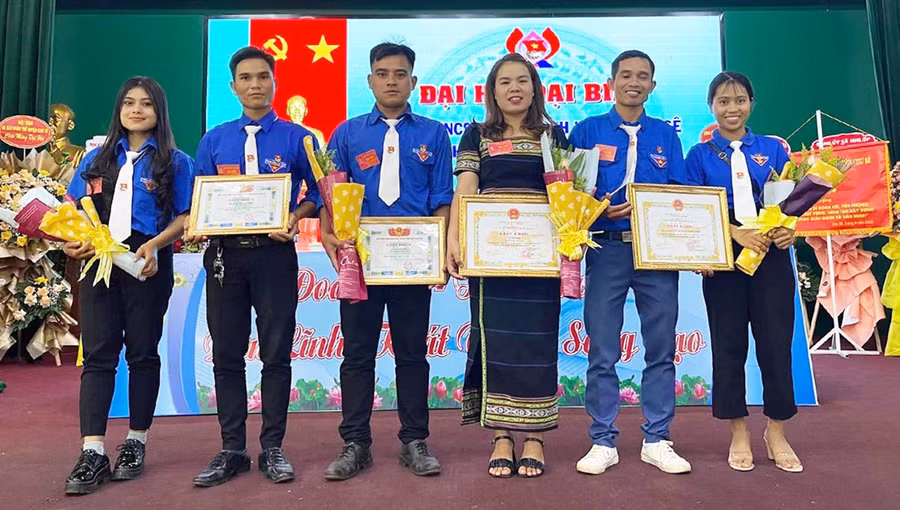 Chị Siu Phê-Bí thư Đoàn xã Bar Măih (thứ 3 từ phải qua) nhận giấy khen của Chủ tịch UBND huyện Chư Sê vì có thành tích xuất sắc trong công tác Đoàn và phong trào thanh thiếu nhi giai đoạn 2017-2022. Ảnh: Phan Lài