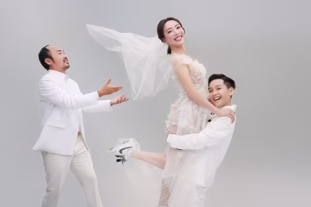 Thành công trong lĩnh vực nghệ thuật, Thu Trang - Tiến Luật khiến nhiều người ngưỡng mộ bởi tổ ấm hạnh phúc. Hơn 12 năm gắn bó, “quả ngọt" cả hai nhận được là cậu con trai 10 tuổi. Sau khi hoàn thành việc quảng bá cho phim Con Nhót mót chồng, bộ đôi nghệ sĩ dành thời gian chăm sóc, bên cạnh Andy. Ảnh: NVCC