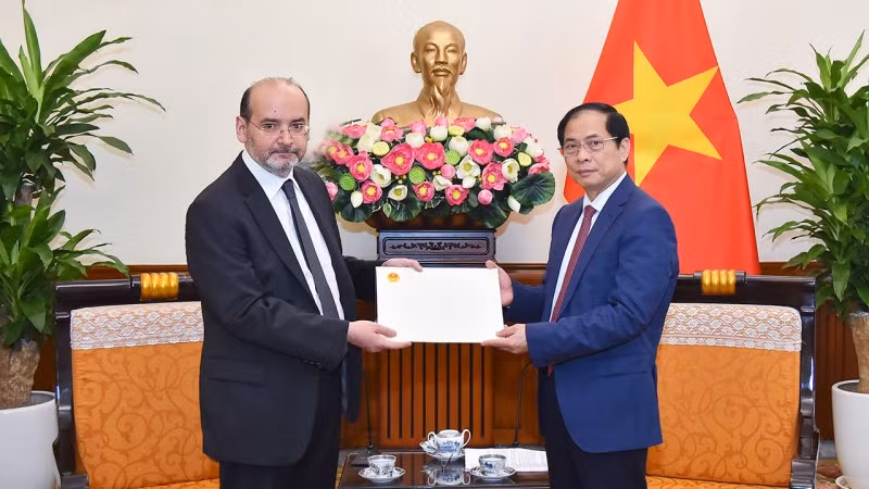 Bộ trưởng Ngoại giao Bùi Thanh Sơn trao Thư thăm hỏi của Thủ tướng Chính phủ Phạm Minh Chính gửi Tổng thống Thổ Nhĩ Kỳ Recep Tayyip Erdogan. (Ảnh: Báo Thế giới và Việt Nam) Bộ trưởng Ngoại giao Bùi Thanh Sơn trao Thư thăm hỏi của Thủ tướng Chính phủ Phạm Minh Chính gửi Tổng thống Thổ Nhĩ Kỳ Recep Tayyip Erdogan. (Ảnh: Báo Thế giới và Việt Nam)
