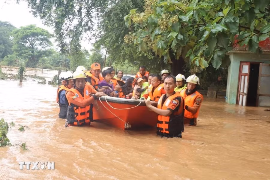 Lực lượng cứu hộ sơ tán người dân khỏi vùng ngập lụt tại Nay Pyi Taw, Myanmar, ngày 12/9. (Ảnh: THX/TTXVN)
