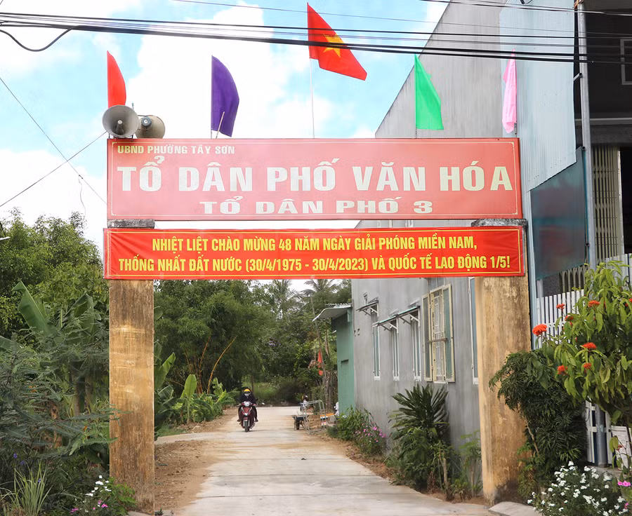 Đến nay, 100% hẻm trên địa bàn phường Tây Sơn được đổ bê tông tạo điều kiện cho người dân đi lại thuận lợi, cảnh quan môi trường sạch-đẹp. Ảnh: Ngọc Minh