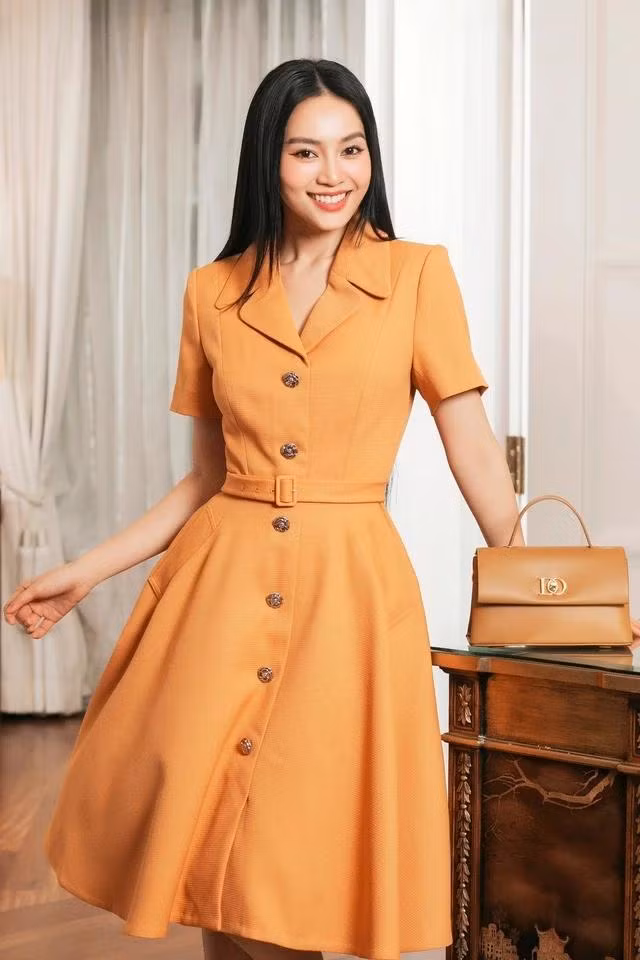 Khá gần gũi với váy sơ mi là kiểu váy có phần cổ danton. Các thiết kế này cũng tôn trọng phom dáng truyền thống của váy sơ mi với phần tùng váy dài chờm gối, hàng cúc chạy dọc thân trước và có thể điểm thêm một số chi tiết trang trí như nắp túi, hàng cúc bọc vải hay họa tiết 3D.