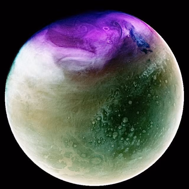 Sự tích tụ ozone tỏa ra màu tím trên sao Hỏa. Ảnh: NASA