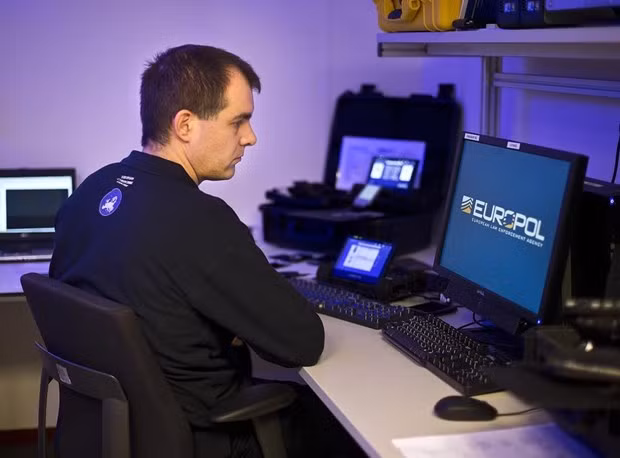 Cơ quan Cảnh sát châu Âu (Europol) cáo buộc mạng lưới tin tặc quốc tế này về hành vi tống tiền kỹ thuật số. (Ảnh: Getty Images)