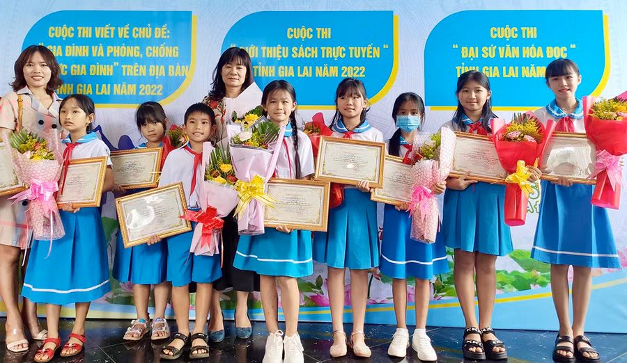 Trường Tiểu học Nguyễn Huệ (huyện Ia Grai) được trao giải trường có nhiều thí sinh đạt giải nhất tại cuộc thi "Đại sứ Văn hóa đọc" cấp tỉnh năm 2022. Ảnh: Lam Nguyên Trường Tiểu học Nguyễn Huệ (huyện Ia Grai) được trao giải trường có nhiều thí sinh đạt giải nhất tại cuộc thi "Đại sứ Văn hóa đọc" cấp tỉnh năm 2022. Ảnh: Lam Nguyên
