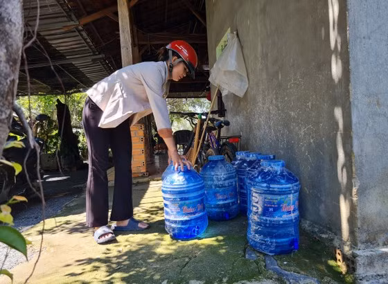 Người dân ở xã Krông Na phải mua nước bình về để sử dụng cho ăn uống.