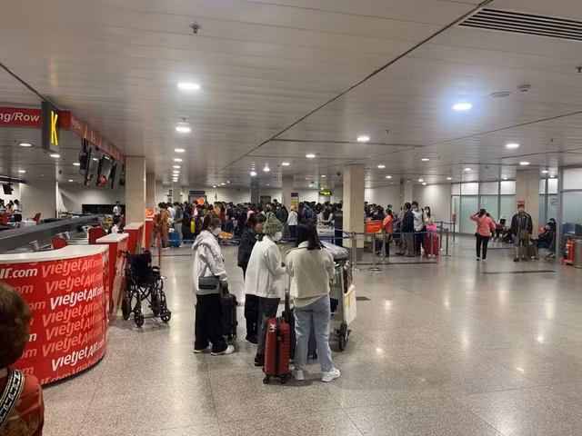 Nhu cầu bay trở lại về TP HCM tăng lên trong 2 ngày qua, riêng hôm nay (12-2) có gần 41.000 lượt khách quốc nội đến Tân Sơn Nhất