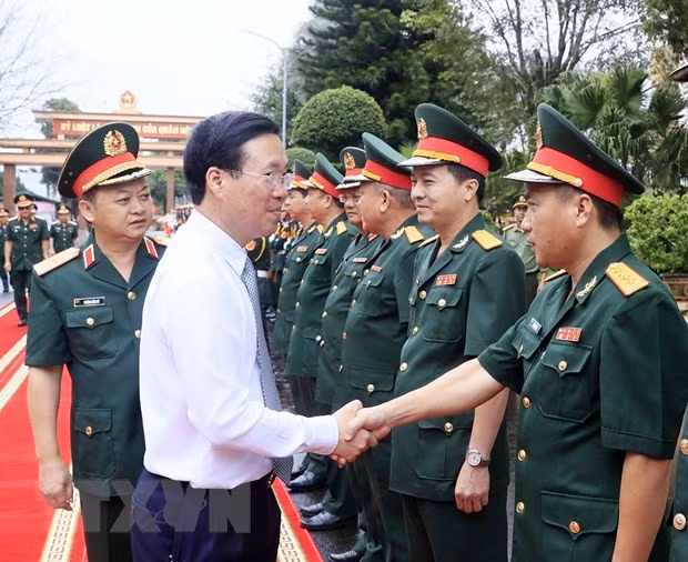 Chủ tịch nước Võ Văn Thưởng với cán bộ, sĩ quan Binh đoàn 15. (Ảnh: Thống Nhất/TTXVN)