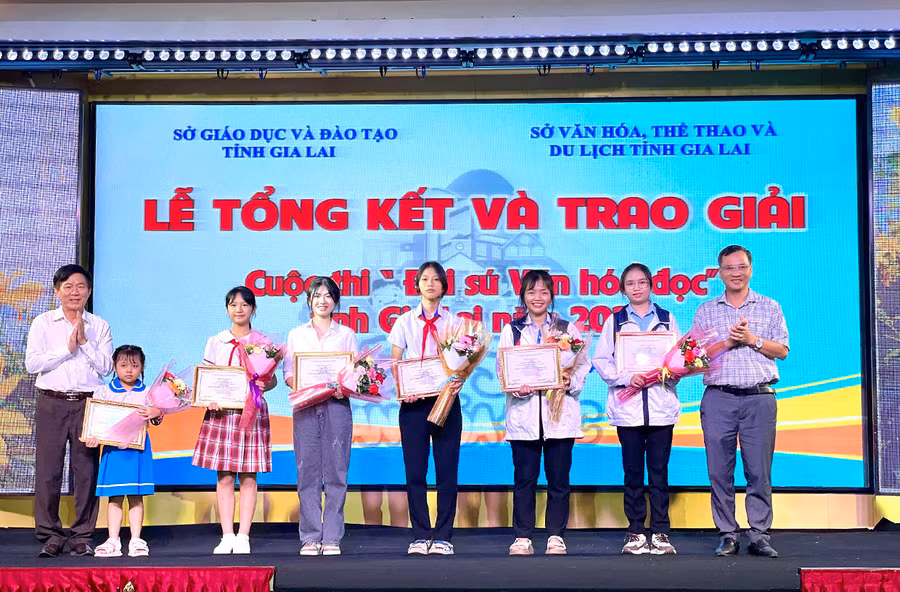 Ban tổ chức trao giấy khen cho 6 học sinh đạt giải nhất cuộc thi “Đại sứ văn hóa đọc”. Ảnh: L.N