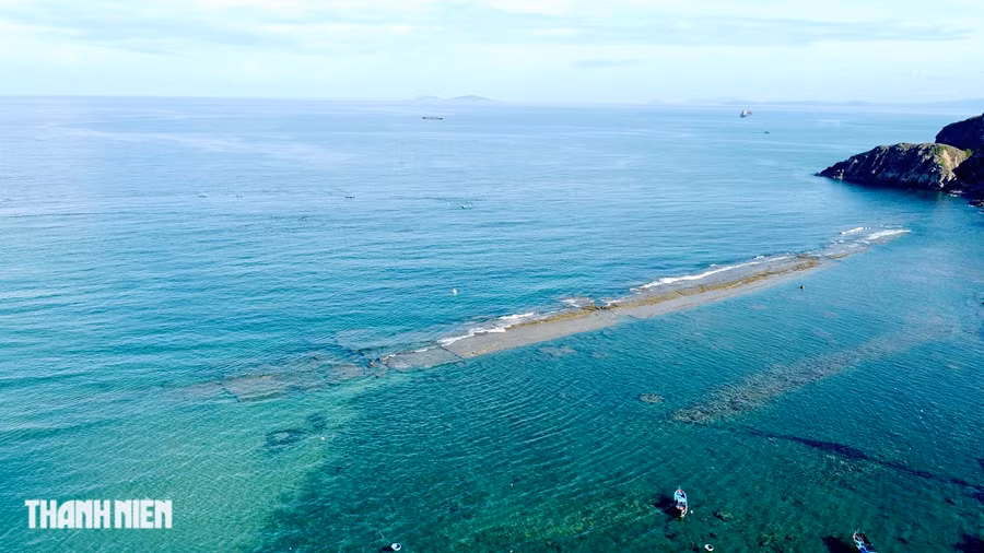 Tường thành cổ bí ẩn dưới đáy biển Nhơn Hải - Ảnh 3. Thôn Hải Giang (cách bờ thành nói trên hơn 5 km) cũng có bờ thành chìm dưới mặt nước biển, thủy triều xuống sẽ nhìn thấy đoạn thành dài hơn 3 km ở gần bờ, người dân địa phương gọi là Rạng Cầu. Hai đoạn bờ thành này có kết cấu giống nhau, nên nhiều người cho rằng đó là một tường thành kéo dài. Tuy nhiên, không ai tính chính xác tường thành này dài đến đâu và được xây dựng từ thời nào. Ảnh: Thanh Quân