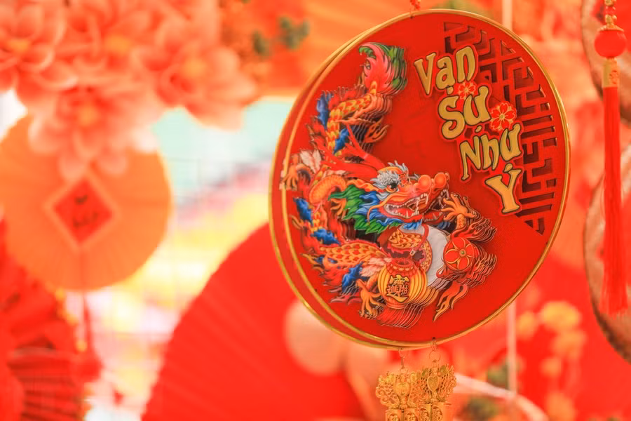 Phụ kiện trang trí Tết 2024 Giáp Thìn với lời chúc "Vạn sự như ý" trên phố Hàng Mã. (Ảnh: Hoàng Hiếu/TTXVN)