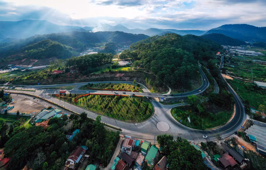 Điểm đầu đèo Prenn tại Km221+680, vị trí kết nối với đường cao tốc Liên Khương - Prenn Điểm đầu đèo Prenn tại Km221+680, vị trí kết nối với đường cao tốc Liên Khương - Prenn