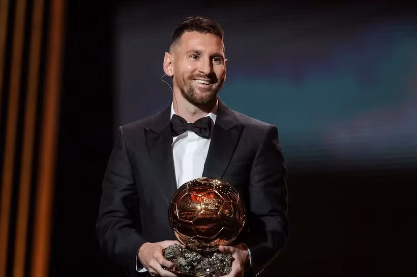 Siêu sao bóng đá người Argentina Lionel Messi được trao danh hiệu Quả bóng Vàng 2023, tại Paris, Pháp, ngày 30/10/2023. (Ảnh: AFP/TTXVN)