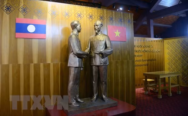 Bức tượng Chủ tịch Hồ Chí Minh và Chủ tịch nước Cộng hòa Dân chủ Nhân dân Lào Kaysone Phomvihane thể hiện mối quan hệ đặc biệt Việt Nam-Lào. (Ảnh: Quang Quyết/TTXVN)