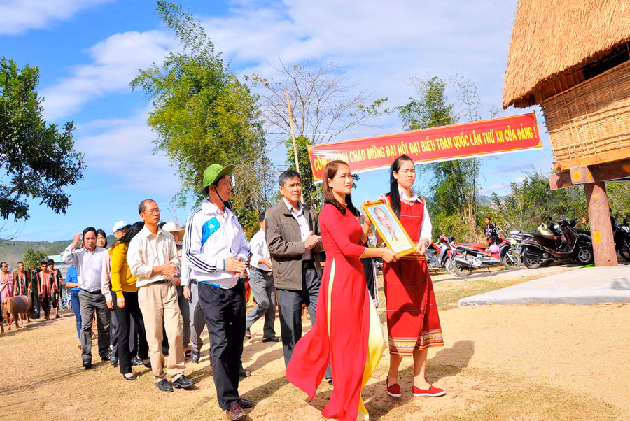 Cán bộ và nhân dân thôn Kon K'tu, xã Đăk Bla, thành phố Kon Tum rước Bác về nhà mới