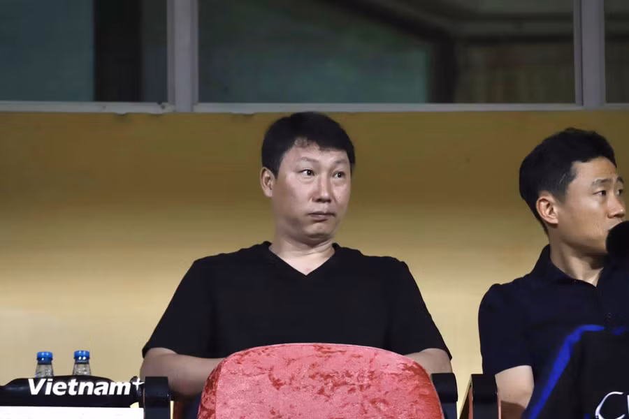 Tân huấn luyện viên trưởng của Đội tuyển Việt Nam, ông Kim Sang-sik có mặt tại sân Hàng Đẫy để kiểm tra phong độ của các cầu thủ. (Ảnh: Việt Anh/Vietnam+)