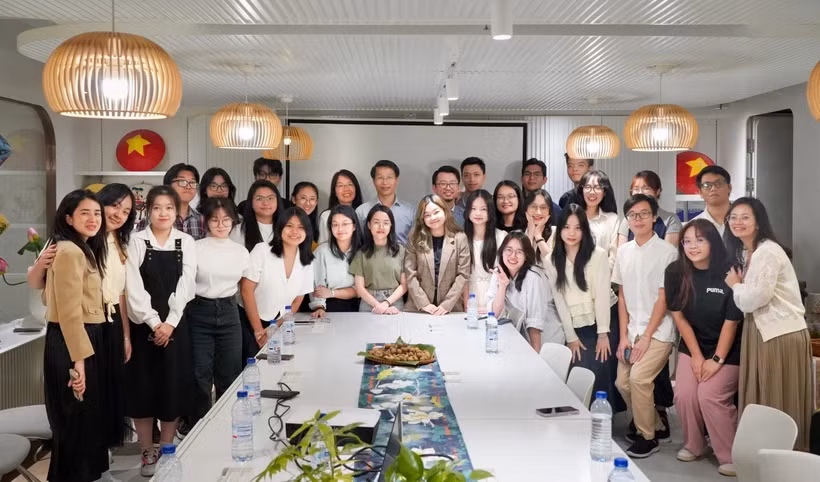 Tổng lãnh sự Việt Nam tại Hong Kong Phạm Bình Đàm (đứng giữa) chụp ảnh cùng Ban Điều hành Hội Sinh viên và các tân sinh viên Việt Nam tại Hong Kong. (Ảnh: Mạc Luyện/TTXVN)