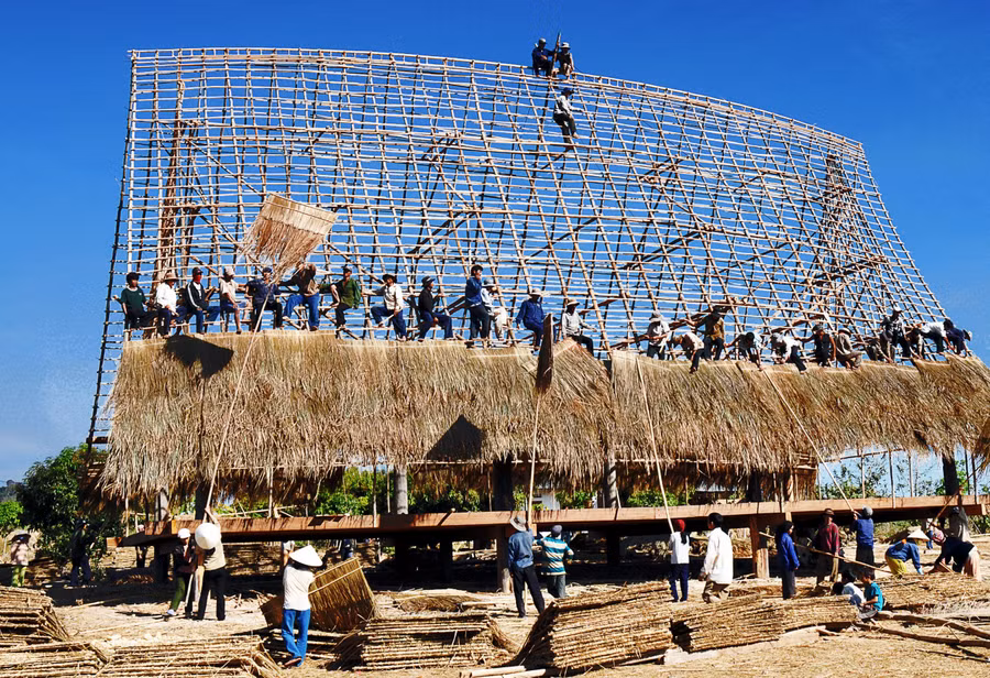 Người dân tham gia làm nhà rông ở xã Hà Tây, huyện Chư Păh. Ảnh: Trần Phong