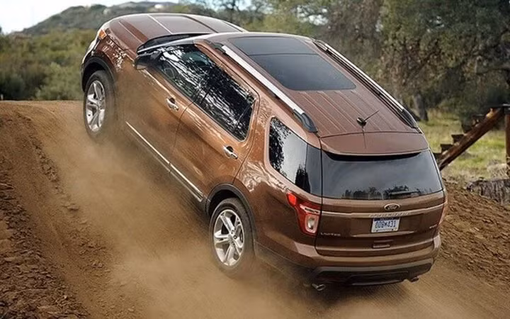 Kinh nghiệm lái xe lên dốc cho thấy cần nhiều thao tác uyển chuyển, kỹ năng tích hợp tốt. (Ảnh minh hoạ).