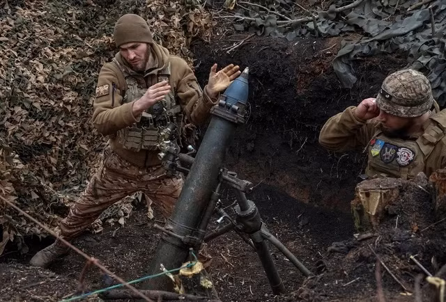 Quân nhân Ukraine khai hỏa súng cối 120 mm về phía binh sĩ Nga ở tiền tuyến, gần thị trấn Bakhmut (Ukraine) ngày 15.3.2024. Ảnh: Reuters