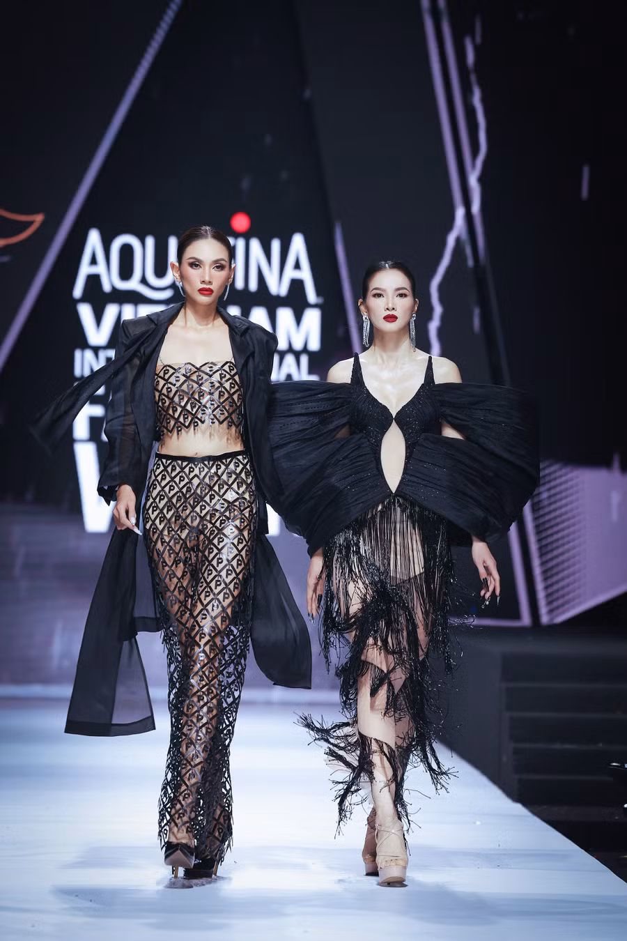 NTK Vũ Thu Phương mang lụa lên sàn diễn với phần thể hiện của Võ Hoàng Yến, Anh Thư. NTK Vũ Thu Phương mang lụa lên sàn diễn với phần thể hiện của Võ Hoàng Yến, Anh Thư.