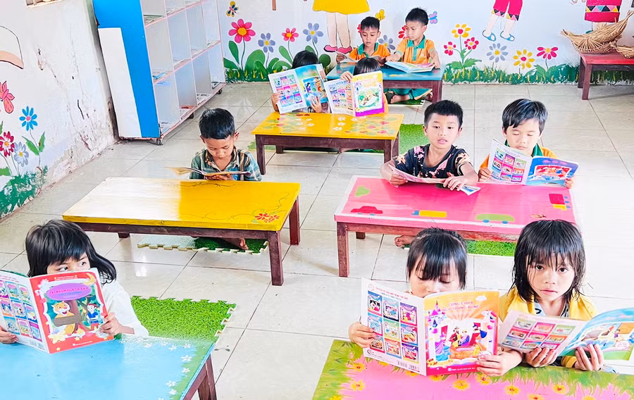 Trường Mẫu giáo Tuổi Thơ (xã Ia Vê, huyện Chư Prông) xây dựng thói quen học tập tự giác cho trẻ 5 tuổi thông qua giờ đọc sách tại thư viện. Ảnh: Mộc Trà