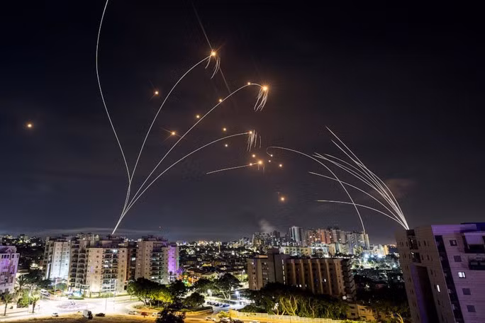 "Vòm Sắt" của Israel chặn rốc-két ở Ashkelon hôm 8-10. Ảnh: Reuters