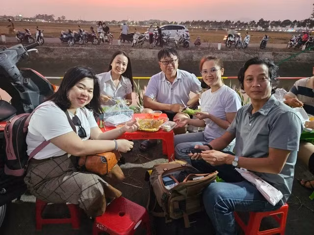 Khách đến ăn uống tại khu ẩm thực quê ở H.Long Điền. Ảnh: NGUYỄN LONG