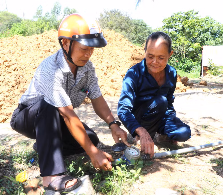 Người dân thôn An Thượng 3, xã Song An (thị xã An Khê ) phấn khởi khi nước sạch về thôn. Ảnh: Ngọc Minh