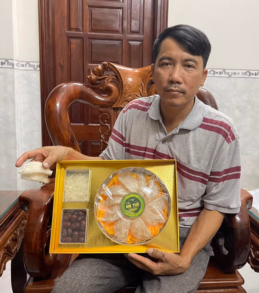 Ông Nguyễn Văn Soát (thôn Bình Hòa, xã Chư Răng) dành nhiều tâm huyết xây dựng thương hiệu sản phẩm yến sào An Tuệ. Ảnh: V.C