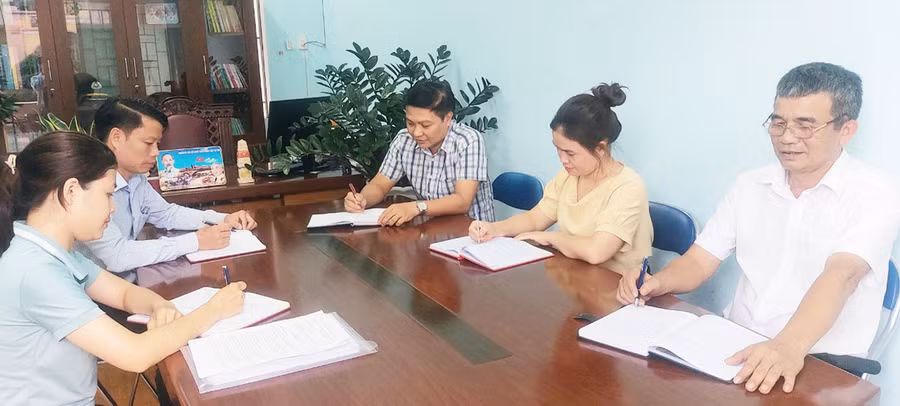 Thanh tra huyện Đức Cơ họp bàn giải quyết đơn thư khiếu nại, tố cáo. Ảnh: V.H