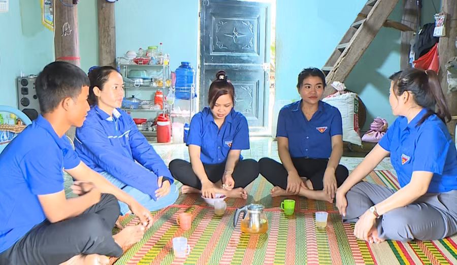 Huyện Đoàn Phú Thiện cùng Đoàn xã Ia Hiao tham quan mô hình phát triển kinh tế của anh Byôn. Ảnh: Vũ Chi