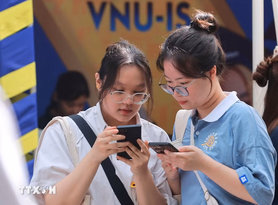 Thí sinh tìm hiểu thông tin về các chương trình, ngành học tại "Ngày xét tuyển đại học, cao đẳng năm 2024." (Ảnh: Hoàng Hiếu/TTXVN) Thí sinh tìm hiểu thông tin về các chương trình, ngành học tại "Ngày xét tuyển đại học, cao đẳng năm 2024." (Ảnh: Hoàng Hiếu/TTXVN)