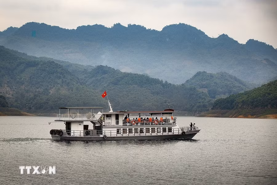 Tàu du lịch chở du khách trong khung cảnh thơ mộng trên lòng hồ Hòa Bình. (Ảnh Trọng Đạt/TXVN) Tàu du lịch chở du khách trong khung cảnh thơ mộng trên lòng hồ Hòa Bình. (Ảnh Trọng Đạt/TXVN)