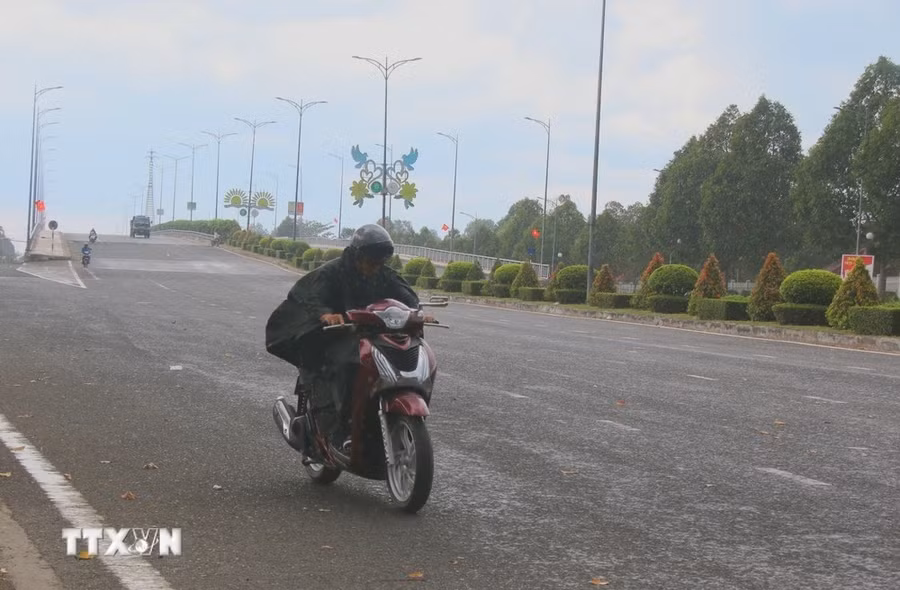 Mưa tại thành phố Vị Thanh, Hậu Giang. (Ảnh: Duy Khương/TTXVN) Mưa tại thành phố Vị Thanh, Hậu Giang. (Ảnh: Duy Khương/TTXVN)