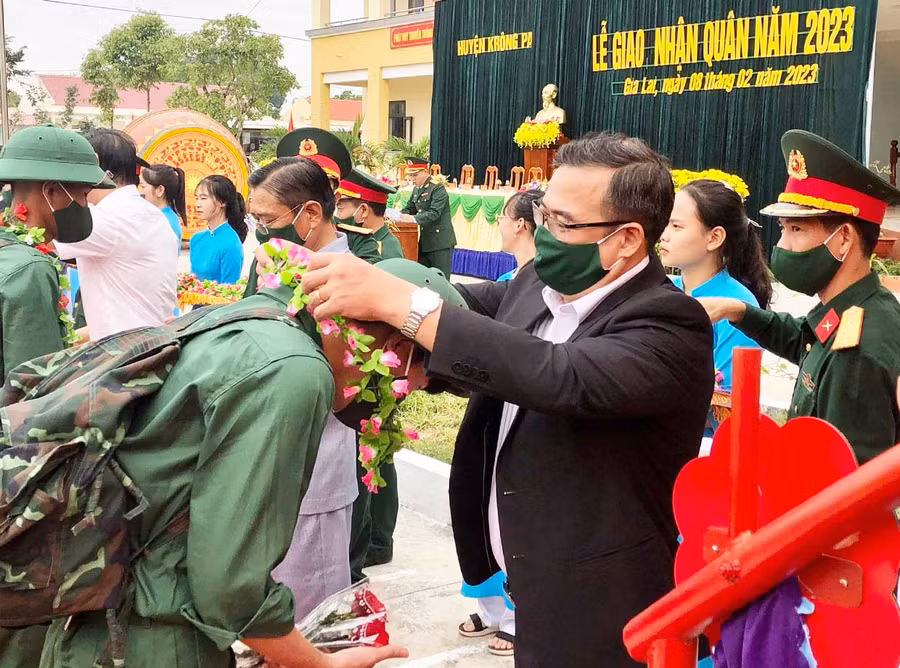 Tỉnh ủy viên, Chủ tịch Hội Nông dân tỉnh Võ Anh Tuấn trao hoa cho các tân binh huyện Krông Pa. Ảnh: Lê Nam