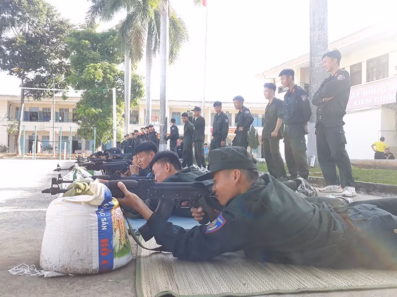 Dày công luyện rèn để trở thành xạ thủ giỏi. Ảnh: VĂN HỌC